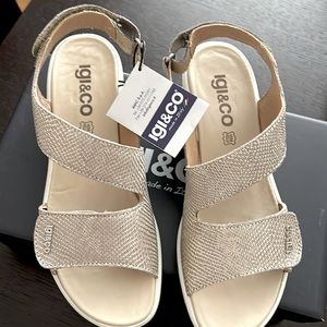 Woman’s sandals size 8.
